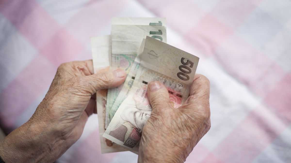 Úspory Čechů se tenčí, polovina lidí nevyjde s výplatou